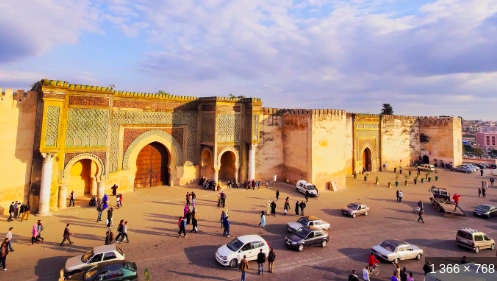 Rencontre et chat à Meknès : promenade à la place El Hedim, photo devant Bab Mansour et visite aux Heri es-Souani